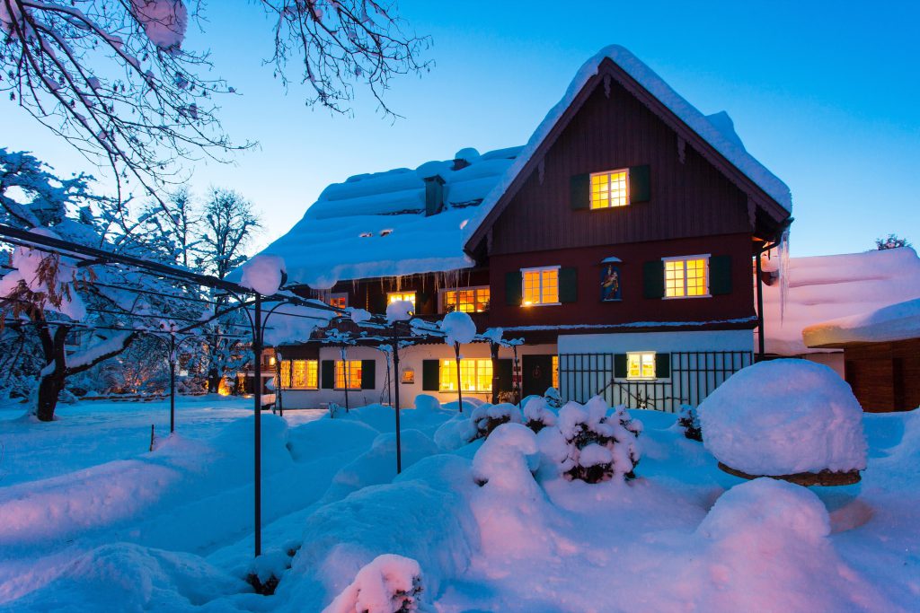 Hotel Geldernhaus im Schnee bei Nacht