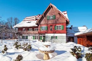 Das Hotel Gedernhaus schneebedeckt im Winter